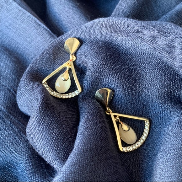 🌟2/$20🌟Gold Plated Opal Drop Earrings - Picture 3 of 3